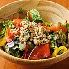 スモークサーモンと8種野菜のヘルシーサラダ