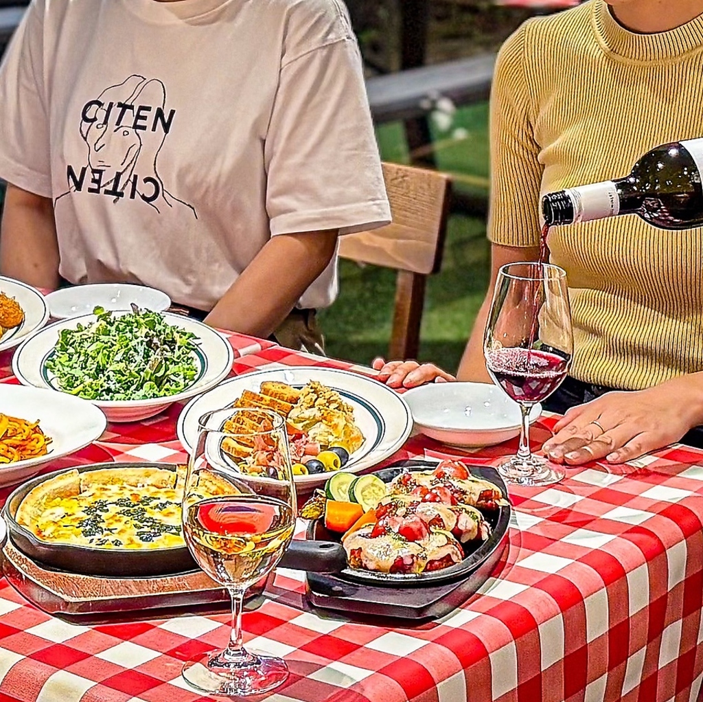 美味しい洋食を囲んで、赤ワインを一杯。今日はちょっと贅沢に、仲間と語らう大人のディナータイム。