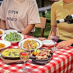 美味しい洋食を囲んで、赤ワインを一杯。今日はちょっと贅沢に、仲間と語らう大人のディナータイム。