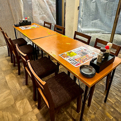 6～10名様でご利用可能なテーブル席をご用意しています！【国際通り,久茂地エリア路面店でアクセスも良好ですよ♪飲み放題付コースもご用意しているので那覇で沖縄料理を堪能するなら、ぜひ当店へお越しください！】