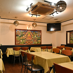 アジアンムード漂う温かな雰囲気の店内は、宴会やパーティーに最適。広々とした空間にゆったりとテーブルを配置し、気兼ねなく楽しめるレイアウト。天井のランプが柔らかく照らし出す光の中で、スパイスの香りに包まれながら過ごす時間は格別です。