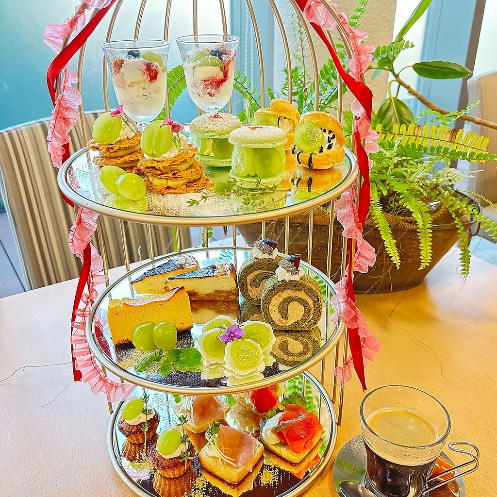 シャインマスカットたっぷりののアフタヌーンティーセット♪【ドリンク飲み放題付き】