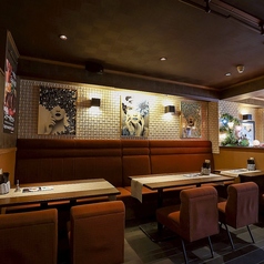 メインダイニングでは2名様から10名様までのお食事が可能です。世界のワインと名物ステーキや海老料理をカジュアルで落ち着きのある雰囲気でお楽しみいただけます。【お席】(2名様着席×1テーブル)(4名様着席×5テーブル)(繋げ合せ時最大10名様)