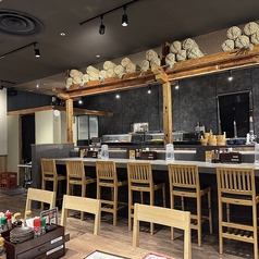 フルオープンキッチンの目の前に広がるカウンター。職人の鮮やかな手仕事と、天ぷらが揚がる軽快な「美味しい音」を間近で楽しめるライブ感あふれるエリアです。揚げたての香りと音に包まれる贅沢なひとときを。