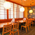 当店1階には4名様掛けのテーブル席を3卓ご用意しております。お席同士を連結させることで、8名様掛けや6名様掛けのテーブル席としてもご利用いただけます。少人数でのお食事はもちろん、ご家族やご友人との集まりなど、人数に合わせたお席のご案内が可能です。