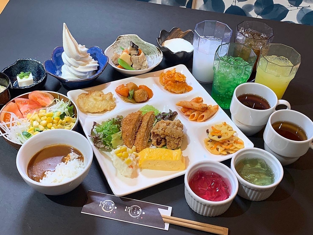 【昼】 大好評のランチバイキング♪夜の居酒屋メニューで人気の唐あげや玉子焼が90分食べ放題！