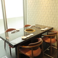 窓側席でのゆったりとしたお席。