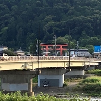 抜群のロケーション☆松尾大社の鳥居、大文字の鳥居