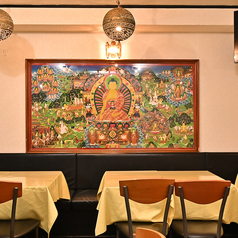 アジアンテイストの装飾と木の温もりを感じるインテリアが魅力。ゆったりとしたテーブル席は2～4名での利用に最適です。食事を楽しみながら、程よい距離感で会話が弾む居心地の良さが自慢。ランチや仕事帰りの食事、ちょっとした集まりにもぴったりです。mayaならではの穏やかで上質な時間をお過ごしください。