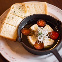 カマンベールとしらすのアヒージョ