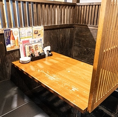 木製の仕切りを設けた、半個室感覚で過ごせるテーブル席をご用意しております♪周りの視線を気にせずに、お食事を楽しめるため大切な方とのデートや友人同士での飲み会など、少人数での利用にも最適。落ち着いた和風居酒屋の空間で、自慢の料理やお気に入りのお酒を味わいながら、時間を忘れてゆったりとお過ごしください◎