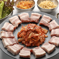 絶品『炙りサムギョプサル』は食欲をそそる逸品