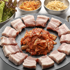 絶品『炙りサムギョプサル』は食欲をそそる逸品の写真