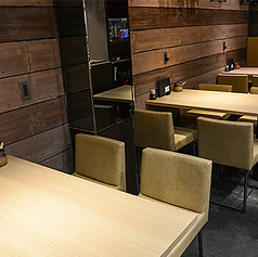 お仕事帰りのお食事やご家族でのお集まりにもおすすめのテーブル席をご用意しております。