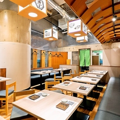 【加熱式タバコ喫煙可能】＜2名様～26名様迄＞テーブルのお席は、靴を脱がなくても良いので気軽に使えます。気の合うお友達との飲み会や懇親会などに是非ご利用ください。お席は人数に合わせてご用意できます。ご相談ください！新鮮な海の幸を味わいながら、ゆったりとおくつろぎください。