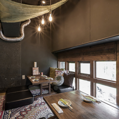 2Fには、プライベート感を大切にした半個室席が10席ご用意されています。ご家族でのお食事や、友人との特別な時間を過ごしたい時に最適な空間です。周りを気にせず、ゆったりとした雰囲気の中で、美味しい料理を楽しむことができます。