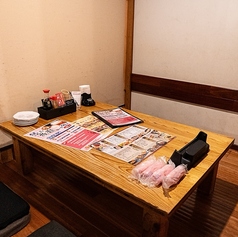 シックな黒の座布団と温かみのある木目調テーブルが落ち着く、4名様用のお座敷個室です。広めのテーブルは自慢の居酒屋メニューをたくさん並べてもゆとりがあり、みんなでシェアして楽しむのに最適です◎女子会や親しい仲間とのちょっとした食事会など、プライベートを大切にしたい様々なシーンで気軽に活用してください♪