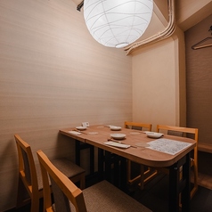 テーブル席もゆったりとしており、居心地の良いお席になっております。デートや女子会、接待にもオススメな雰囲気です。店内の装飾も拘っており、素敵なお庭もございます。日本各地のお酒と料理に舌鼓…♪