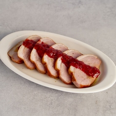 燻製カモのスライスとベリージュレと共に