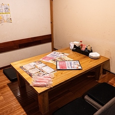 木の温もりが心地よい、純和風のお座敷個室をご用意しています。扉を閉めれば周囲を気にせず過ごせる完全プライベート空間なので、デートや少人数での飲み会はもちろん、お子様連れのファミリー利用にもぴったりです。アットホームな雰囲気の中で、美味しいお酒とお料理を囲みながら、のんびりと楽しい宴会の時間をどうぞ◎