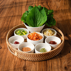 ■パグニ …焼き物には野菜・薬味などのセット「パグニ」が付きます。