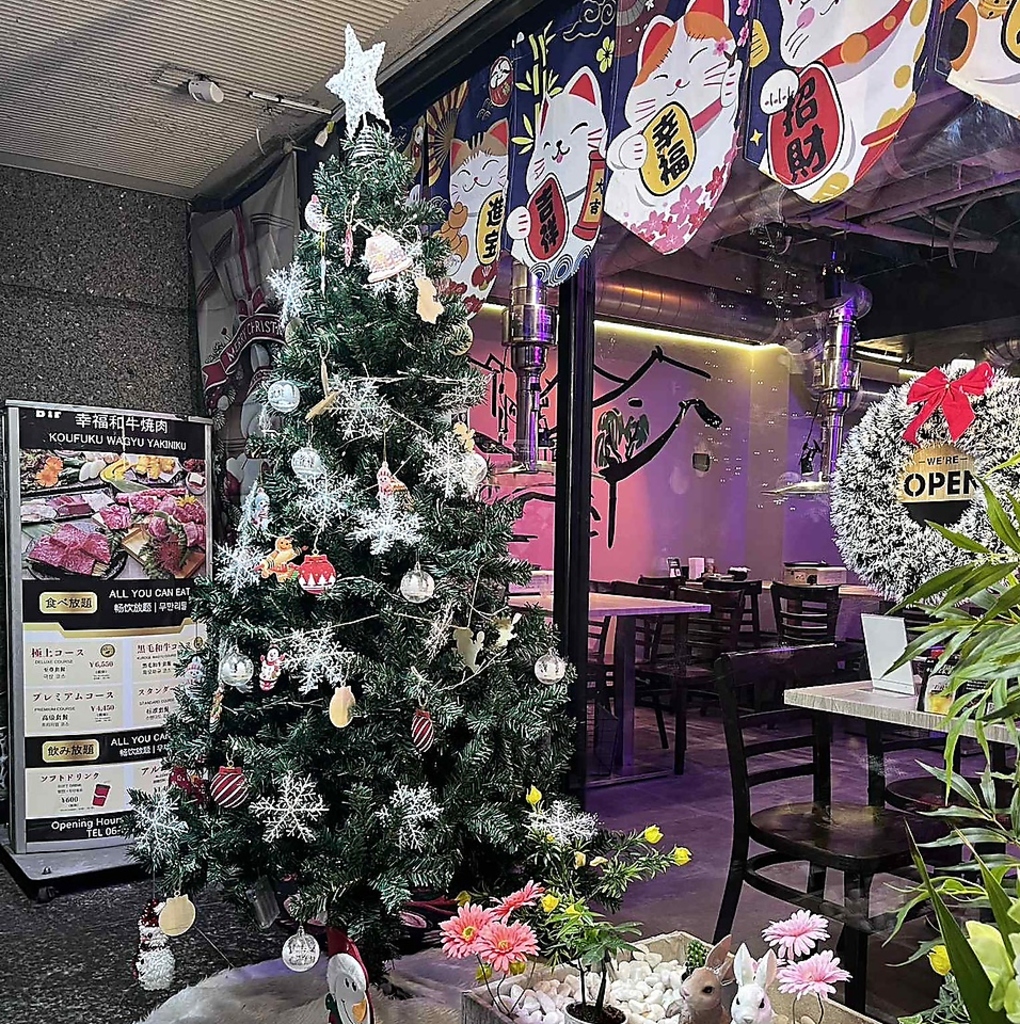【クリスマスVer】地下のお店です！季節ごとの飾り付けでお迎えします★