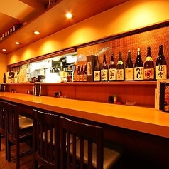 お一人様からお気軽にご利用いただけるカウンター席を6席ご用意しております。仕事帰りの一杯や、サクッとへぎそばを楽しみたい時にも最適です。目の前で職人の気配を感じながら、落ち着いてお食事をお楽しみいただけます。自分へのご褒美タイムに、ぜひこだわりの地酒と一緒に至福のひとときをお過ごしください。