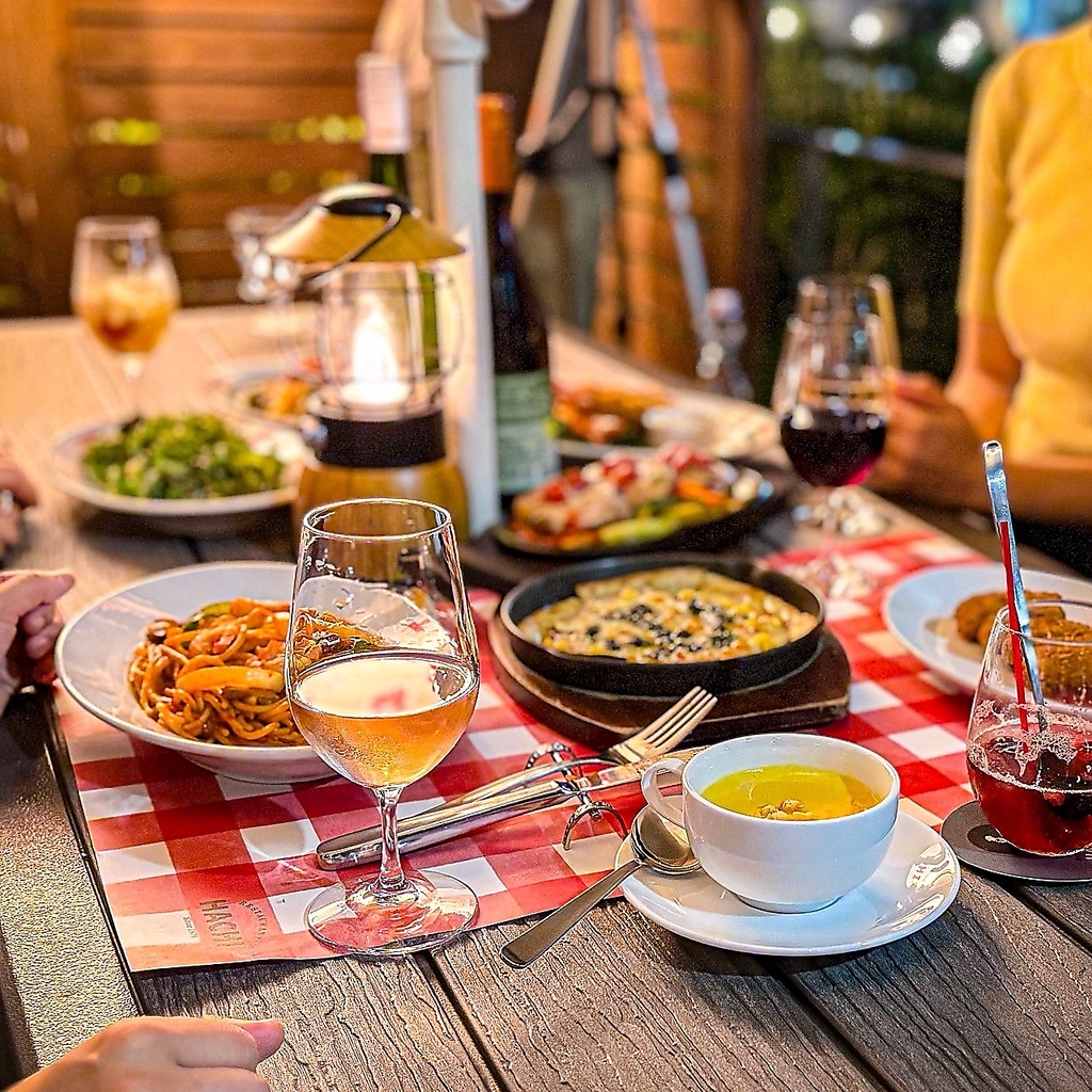 夜風が心地よいテラスで、洋食とワインを囲んで笑顔咲くひととき。