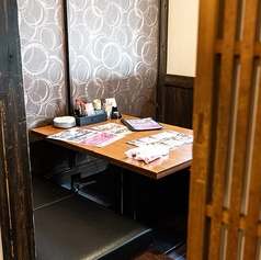 温かみのある木目調のテーブルが和風ならではの心地よい雰囲気を演出する個室空間。メニュー表が見やすく配置された席は注文もしやすく、少人数でワイワイと乾杯するのにぴったりの環境です!周囲の視線を遮る壁に囲まれているため、お仕事帰りのサク飲みや女子会でも自分たちだけの空間をのんびりとお楽しみいただけます♪