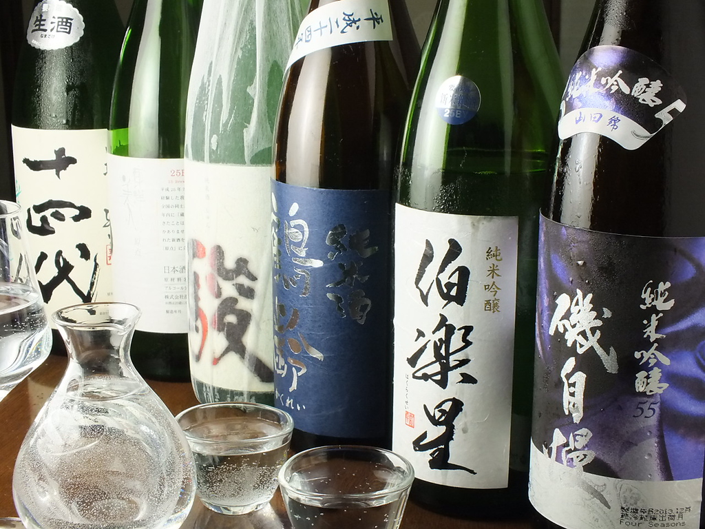 全国の日本酒を利き酒師が日々厳選し、常に約３０種類を常備しております。