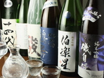 全国の日本酒を利き酒師が日々厳選し、常に約３０種類を常備しております。