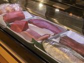 毎日市場で仕入れた新鮮な食材が並ぶネタケースにはお魚はもちろんのこと、お肉やお野菜も◎食材を選んで注文することも出来ますのでお気軽にお尋ね下さいね☆