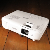 プロジェクター完備!HDMIケーブルあります。壁に投影OK、スクリーンも用意可能です!