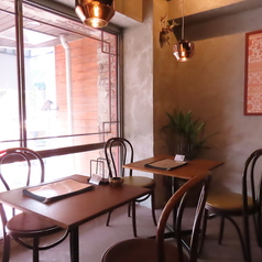 窓側席のテーブル席は、矢場町の夜景が見える人気のお席で、デートや記念日におすすめです。お一人様でも、カップルでもお仕事帰りでも、ご友人同士でも、お友達とでも、ご家族でも、ごゆっくりとお酒をお楽しみいただけま！