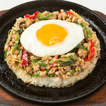 日本に馴染みのあるガパオライスから、聞き馴染みのない現地料理まで多彩に取り揃え◎