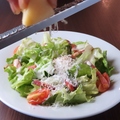 料理メニュー写真&nbsp;目の前でチーズ削ります！ 温玉とベーコンのシーザーサラダ