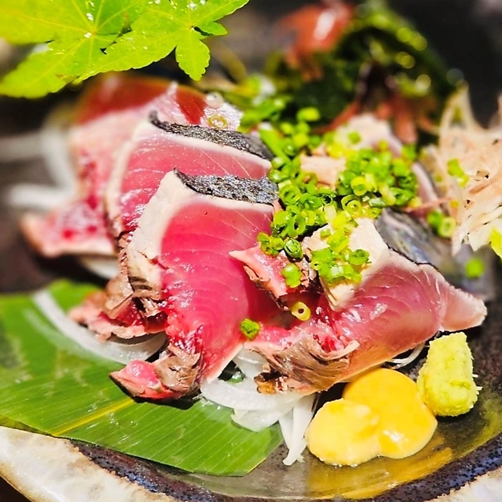 本日のお刺身盛りは、海の恵みがたっぷり詰まった贅沢な一皿です。旬の魚介類をぜひご堪能ください♪