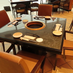 店内中央にあるゆったりとした椅子使用のお席です。