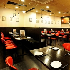 広々としたテーブル席は、宴会やグループ利用にぴったり。明るく落ち着いた店内で、ゆったりと料理と会話を楽しめます。コース料理や飲み放題プランにも最適です