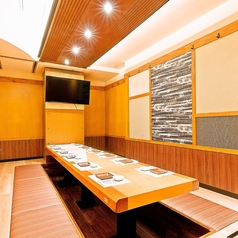 【加熱式タバコ喫煙可能】新年会などの各種会社宴会、同窓会、二次会など大人数での団体利用まで、幅広い用途にご利用いただける掘りごたつ席ございます。みんなでワイワイたくさん飲んで食べて盛り上がるも良し、ゆっくりと語らいながら過ごすのも◎