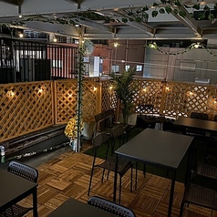 【北千住駅スグ！】店内、ビアガーデン共に貸切利用も可能。店内は約20～30名様/ビアガーデンは15名様～承ります！開放的な空間で、仲間と一緒に楽しい時間を過ごしてみませんか？お気軽に店舗までお問い合わせください。※写真はテラス席です。