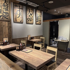 一歩足を踏み入れれば、心躍るモダンな和の世界。木の温もりと洗練されたデザインが調和する店内は、デザイン会社直営ならではのセンスが光ります。お洒落なのに不思議と落ち着く空間は、大切な人を誘いたくなる特別な場所。日常を忘れて、ゆったりとした至福の時間をお過ごしください。