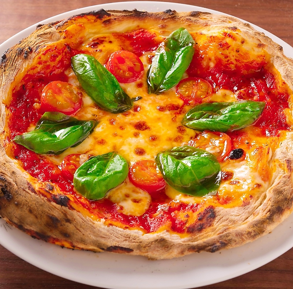 モッツァレラチーズと濃厚トマトソースにバジルの定番マルゲリータは生地にもこだわってます♪