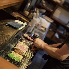 串を炭焼きで一本一本丁寧に焼き上げます♪