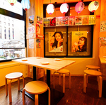 昭和レトロ感溢れる雰囲気＆仕事帰りにも立ち寄りやすい好立地！お一人様のサク飲みにもぜひ◎