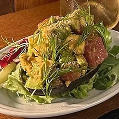 【4位】[おすすめです]マグロとアボカドのポキサラダ