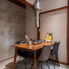 座り心地にこだわったスタイリッシュな空間が当店の魅力です。4名様掛けのテーブルを8卓ご用意しており、4名様テーブルを2つご利用頂く形になります。テーブルを付けず、お隣同士でゆったりスペースでご利用いただけます◎ゆったりとくつろぎながらお食事を楽しむことができます。大切な人と素敵な時間をお過ごしください♪