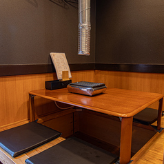 足を伸ばしてゆったりとくつろげる掘りごたつ席は、会社宴会や歓送迎会、親しい仲間との飲み会に最適です。長時間の宴会でも疲れにくく、リラックスして焼肉とお酒を楽しめます。アットホームな雰囲気の中で盛り上がりたい方におすすめ◎