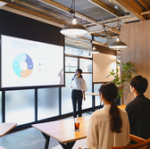 大阪駅から徒歩5分。便利な立地にありながら、店内は落ち着きのある大人の空間。プロジェクター2台とマイク完備で、セミナーや二次会、貸切パーティーにも◎シーンに合わせた特別な時間をお楽しみいただけます。