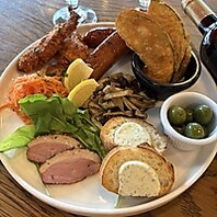 お酒が進む料理の数々